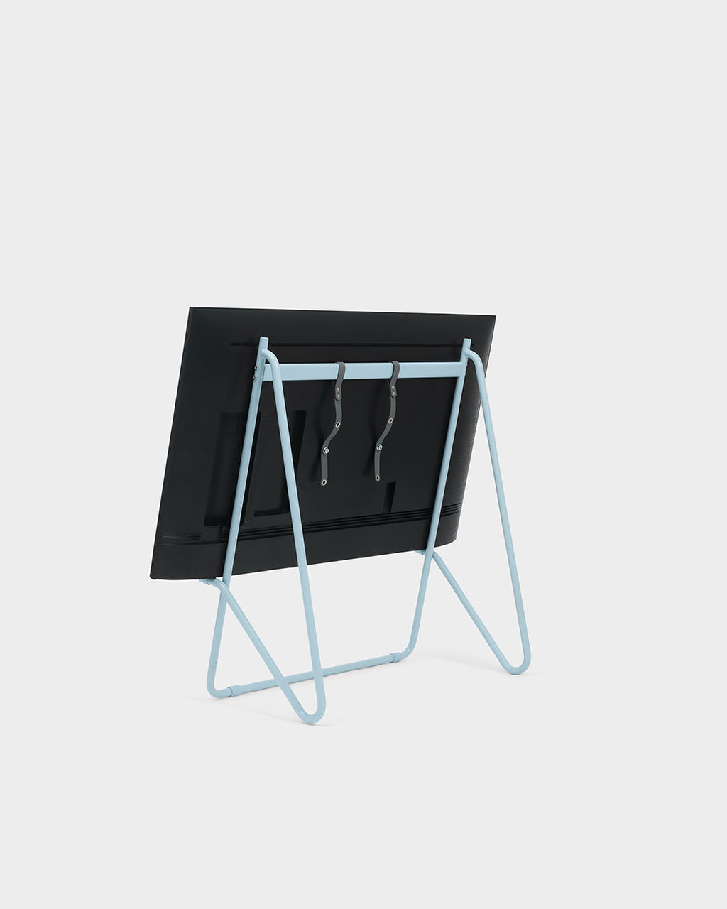 Vista posterior del Bloom in Powder Blue (Stands Low) en estudio, con televisor negro sujeto por correas al soporte