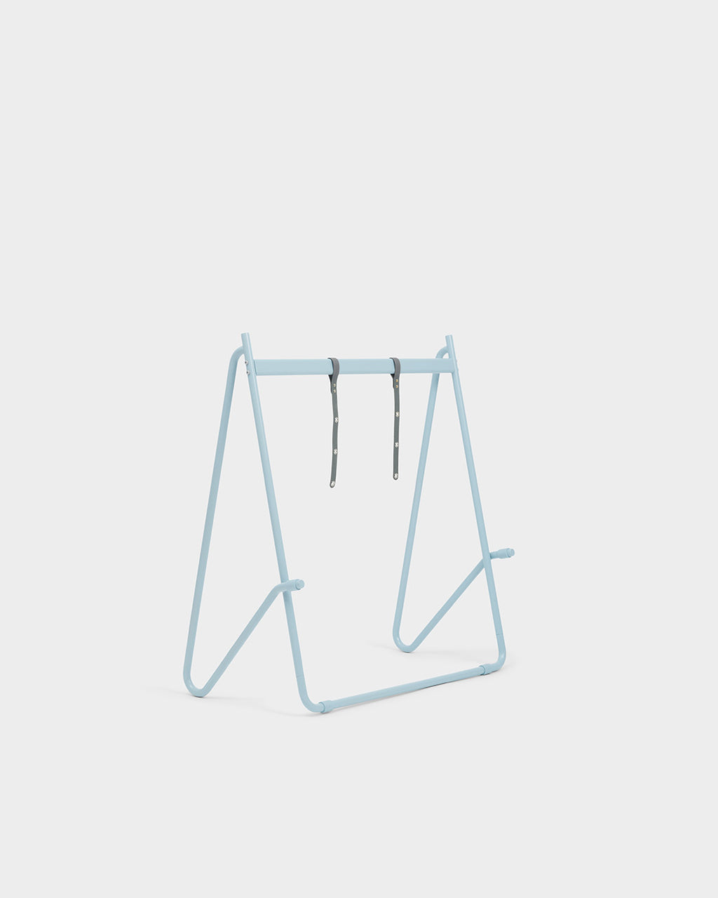 Soporte Bloom in Powder Blue (Stands Low) en packshot de estudio, vista lateral en ángulo con correas grises colgantes