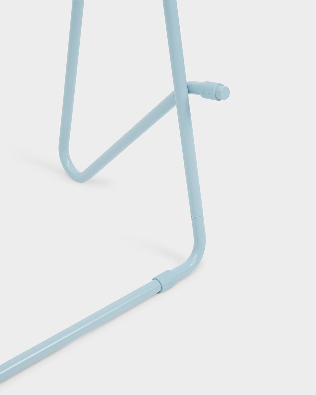 Detalle en primer plano de la base y las uniones del Bloom in Powder Blue (Stands Low) sobre fondo gris de estudio