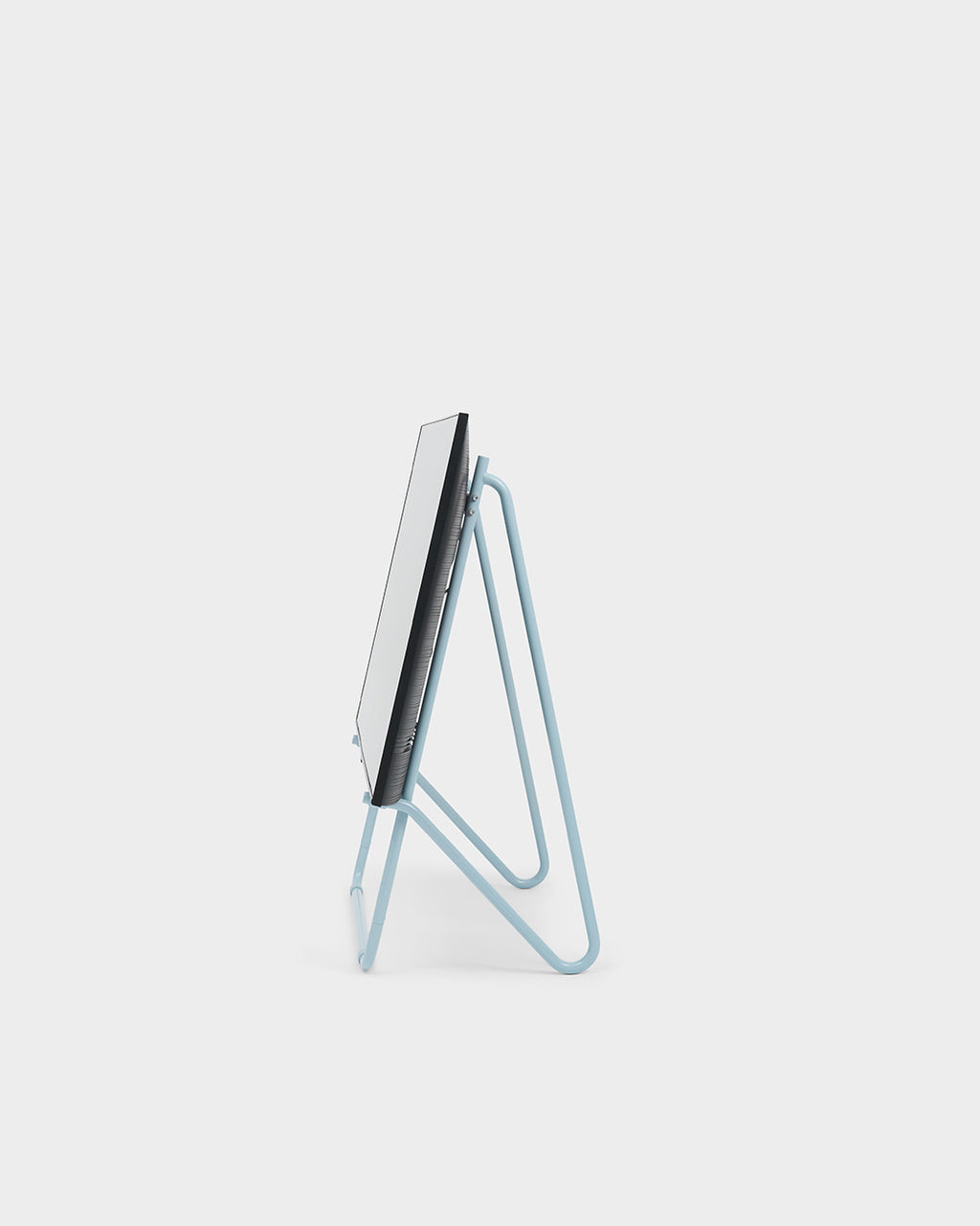 Vista lateral en estudio del soporte Bloom in Powder Blue (Stands Low) con pantalla inclinada sobre estructura tubular
