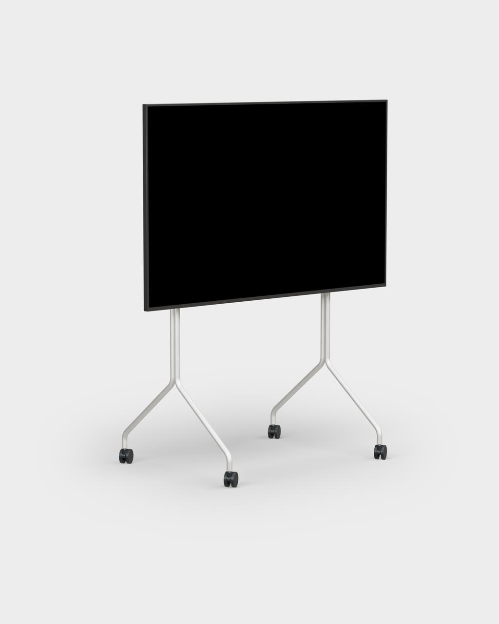 Soporte Moon Tall en Cloudy Silver con TV montada, vista lateral en estudio, patas con ruedas negras y fondo gris claro
