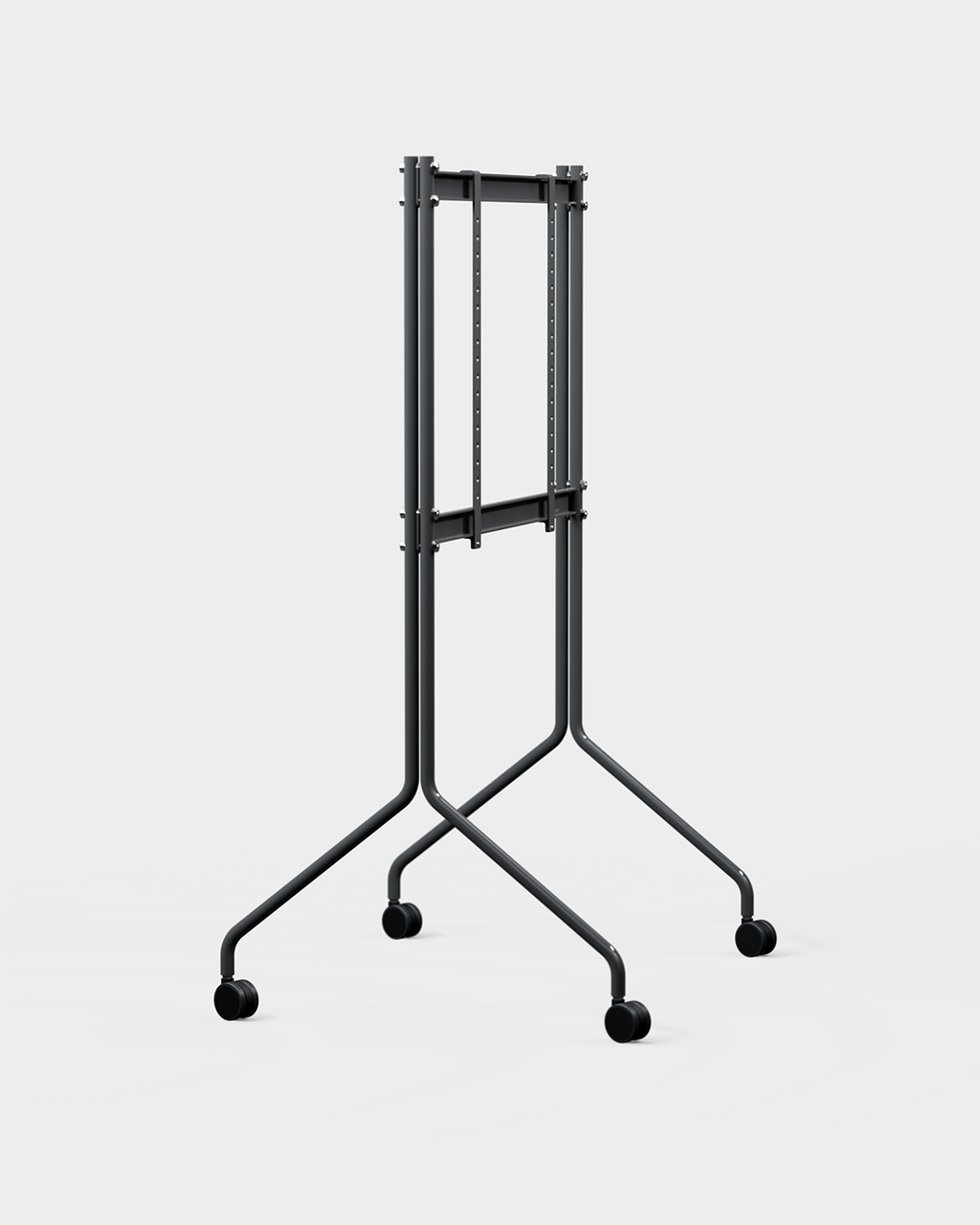 Soporte Moon Tall en Charcoal en vista angular de estudio, con un TV grande sobre patas finas con ruedas