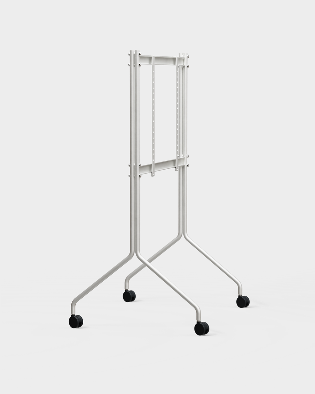 Soporte Moon Tall en Cloudy Silver con TV montada, vista lateral en estudio, patas con ruedas negras y fondo gris claro