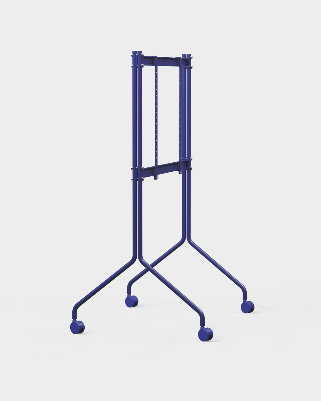 Soporte Moon Tall en Ultra Marine con un TV plano, vista angular con patas abiertas y ruedas con freno